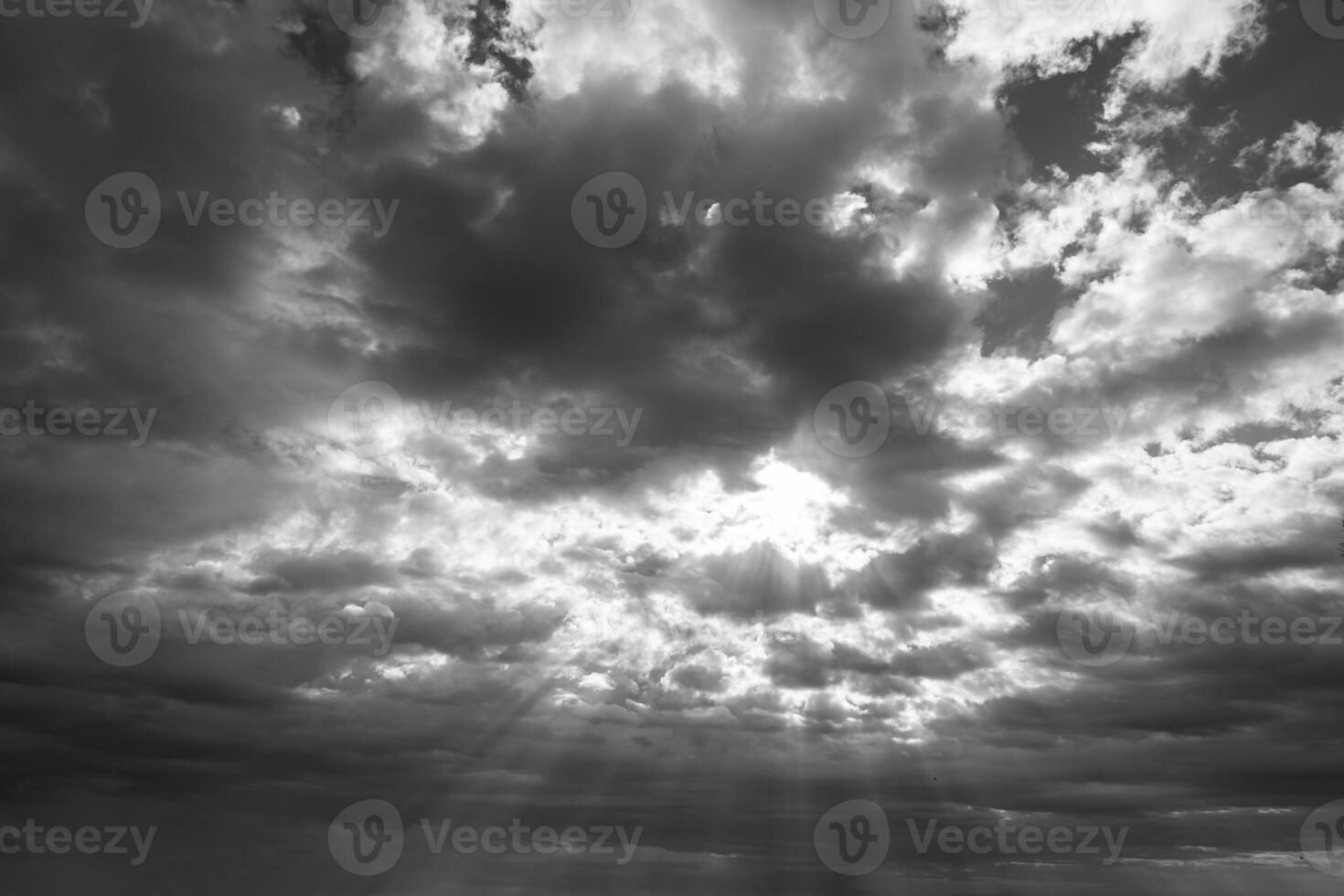 rayons de soleil et paysage nuageux. couvert ciel ou orageux temps Contexte. photo