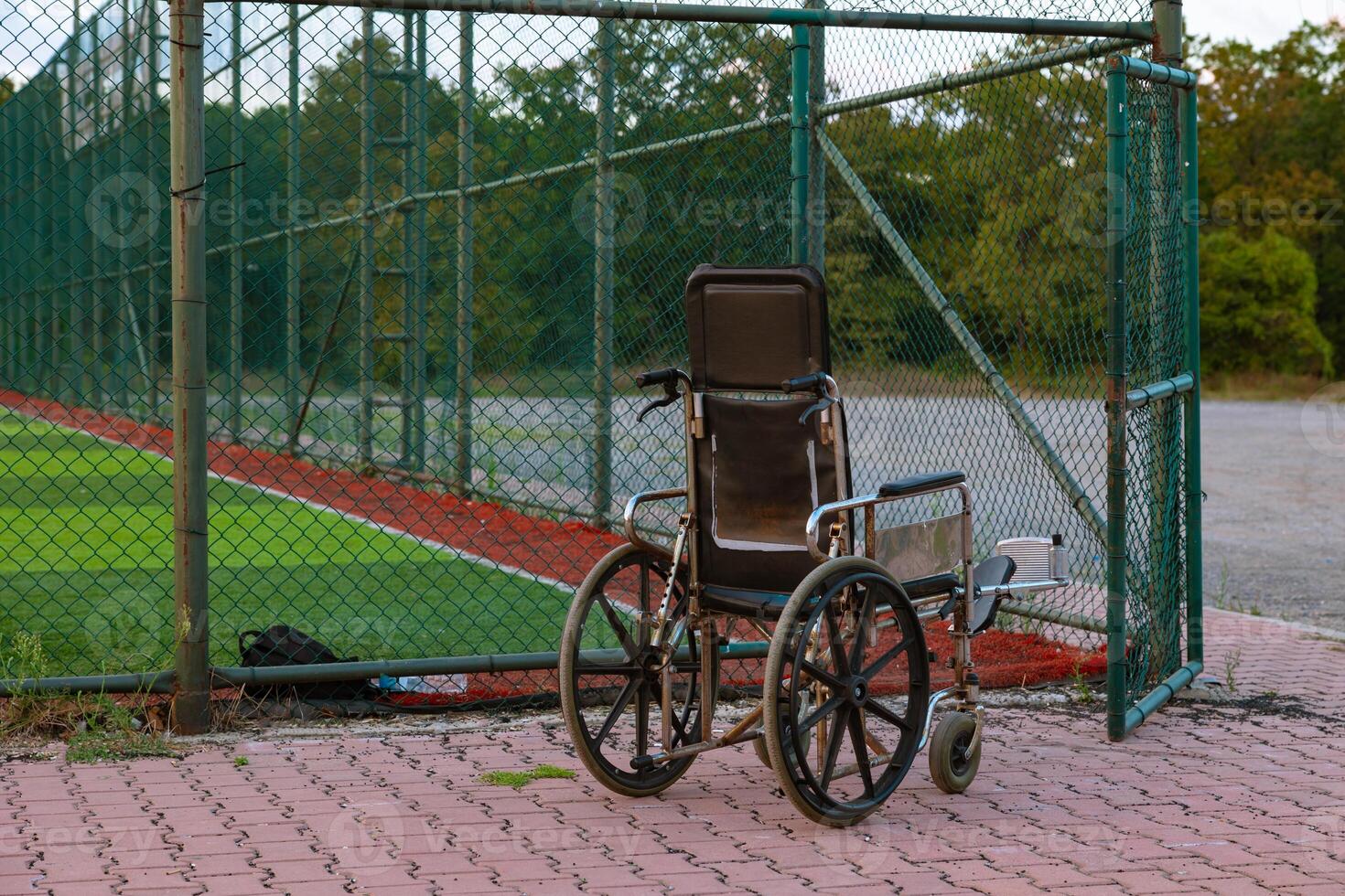 un vide fauteuil roulant près le ouvert porte de le football ou Football champ. photo