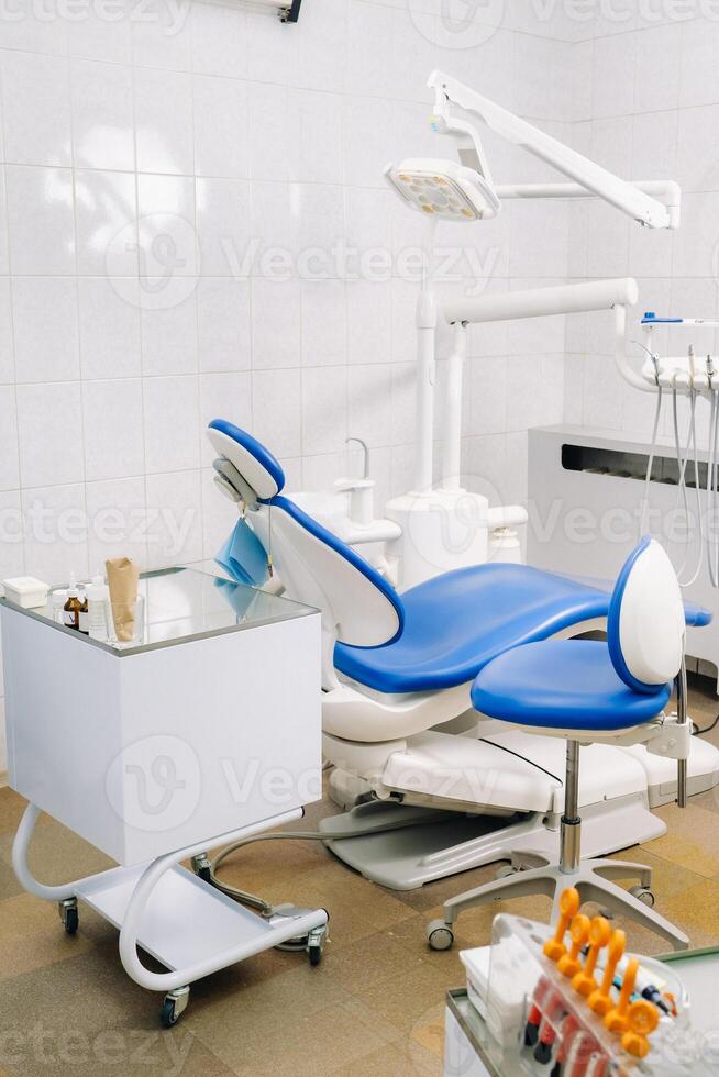 une chaise vide dans le cabinet du dentiste. cabinet de dentiste vide photo