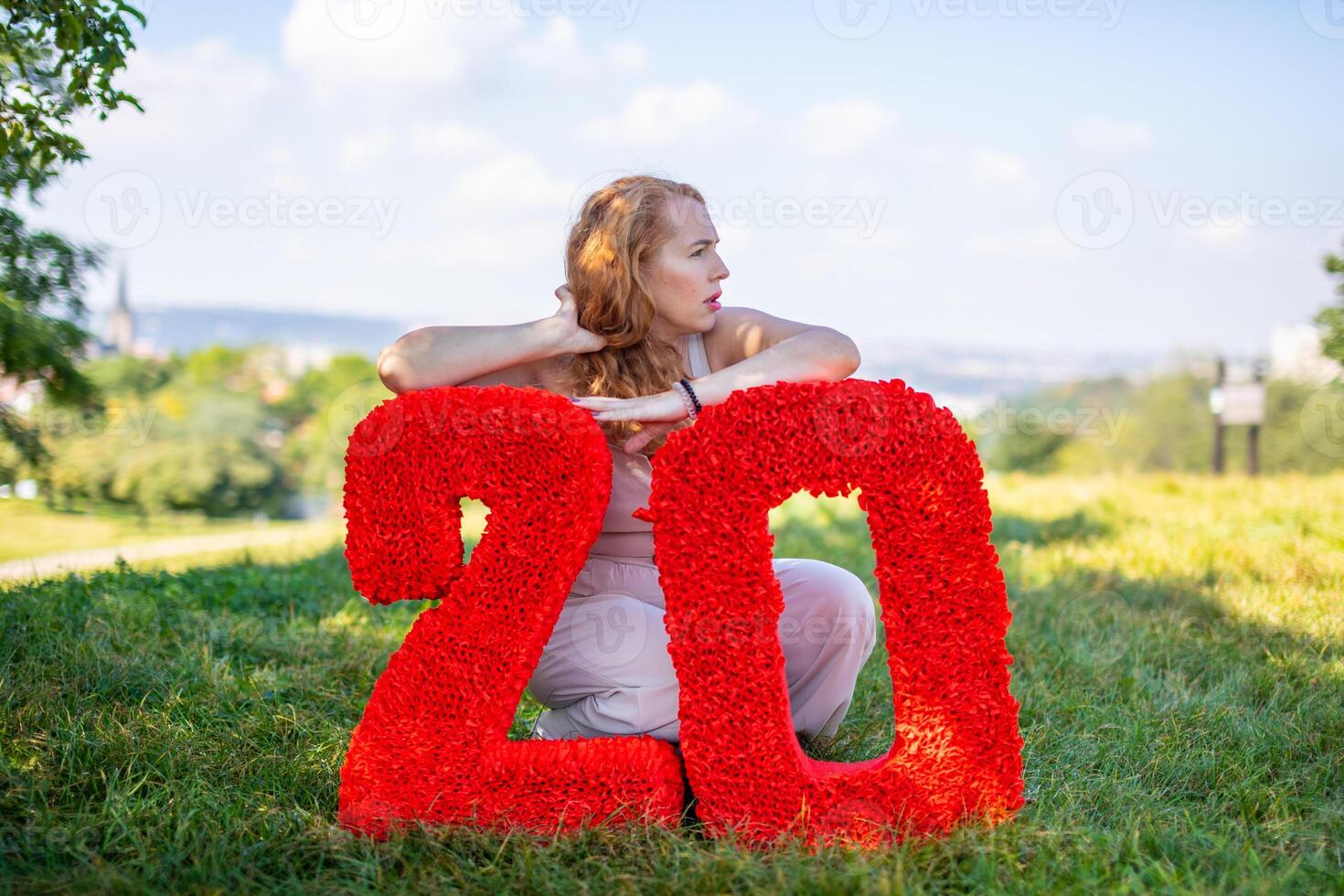 magnifique femme avec papier nombre avec fleurs dans main - décorations fabriqué avec votre posséder mains. petit affaires concept. photo