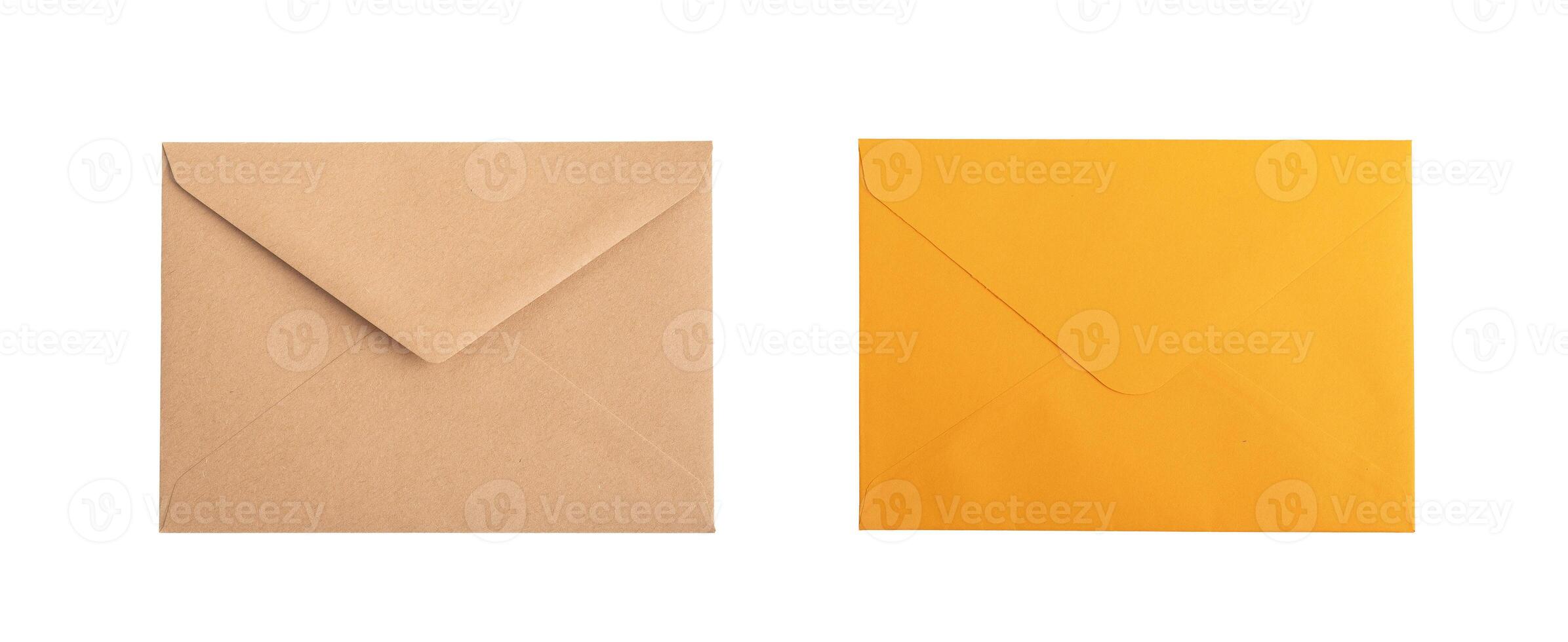 fermé Nouveau kraft papier et Orange brillant enveloppes isolé sur blanc Contexte photo