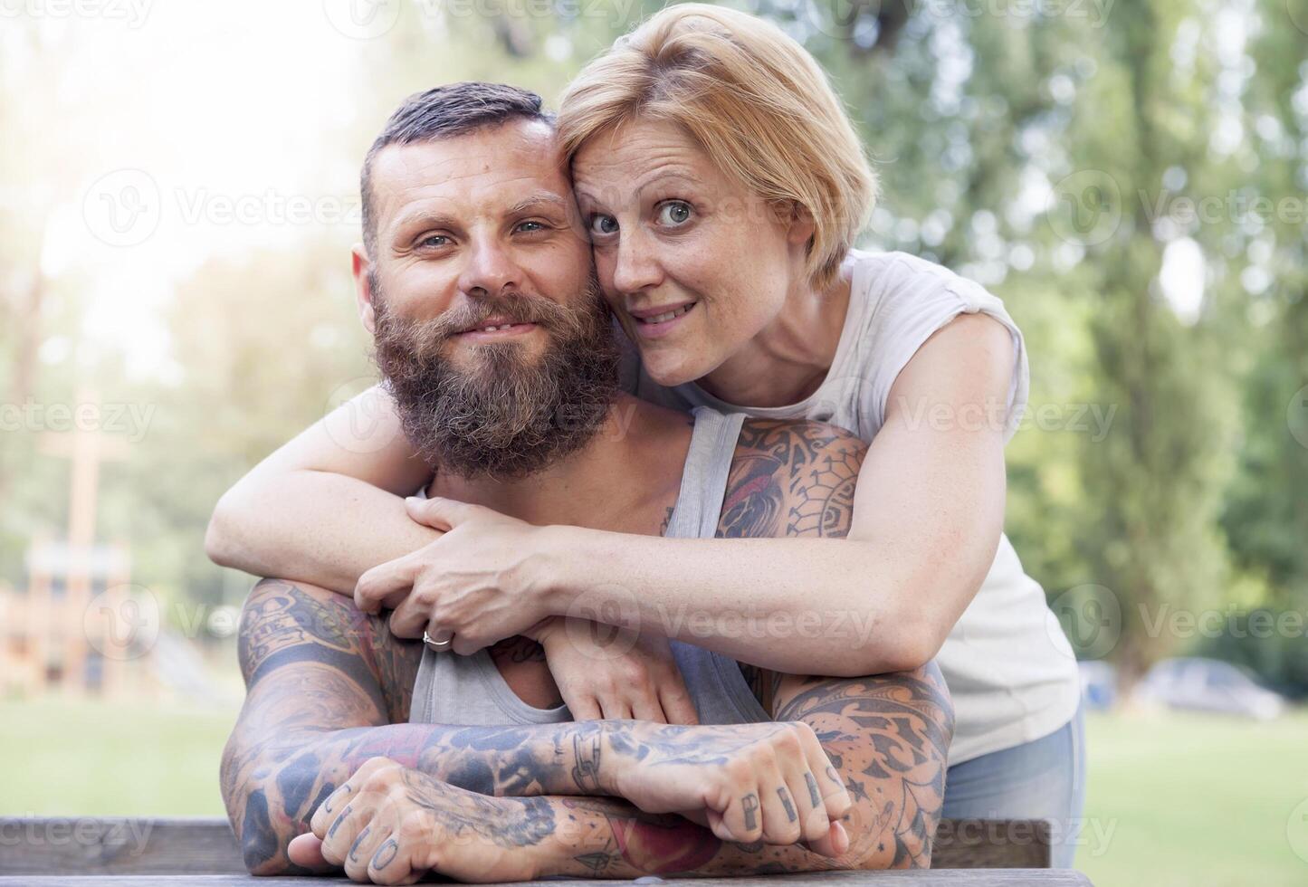 Jeune branché couple embrassement se à le parc photo