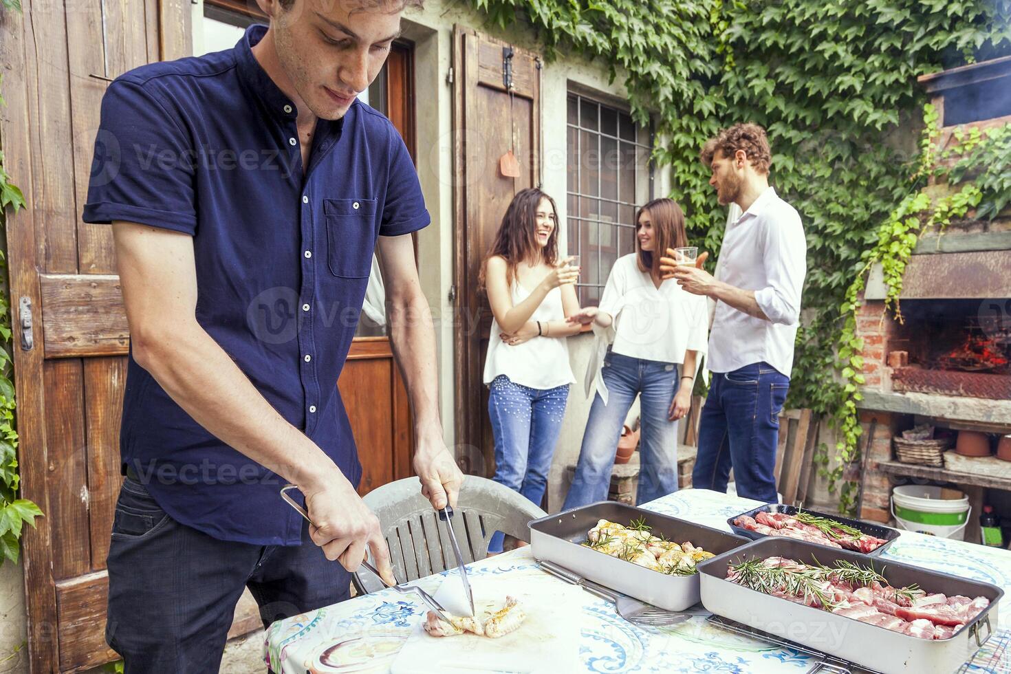 groupe de copains en train de préparer une barbecue fête photo