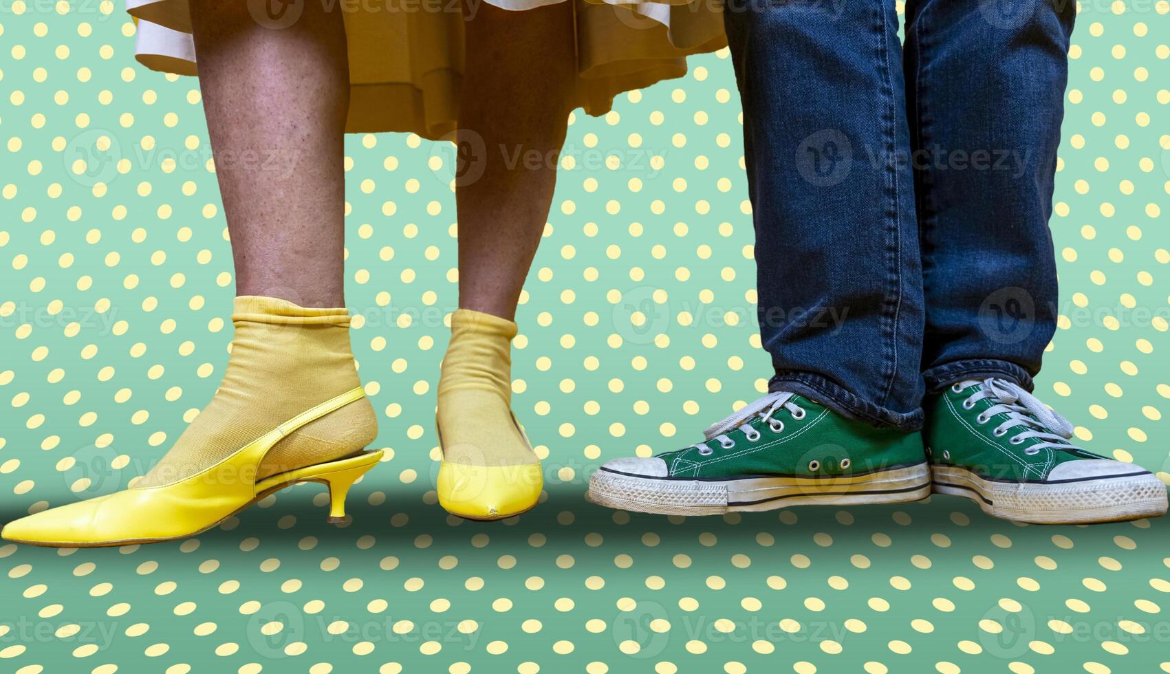 Masculin et femelle jambes avec des chaussures dans le style de le Années 50 sur une Contexte avec coloré polka points photo