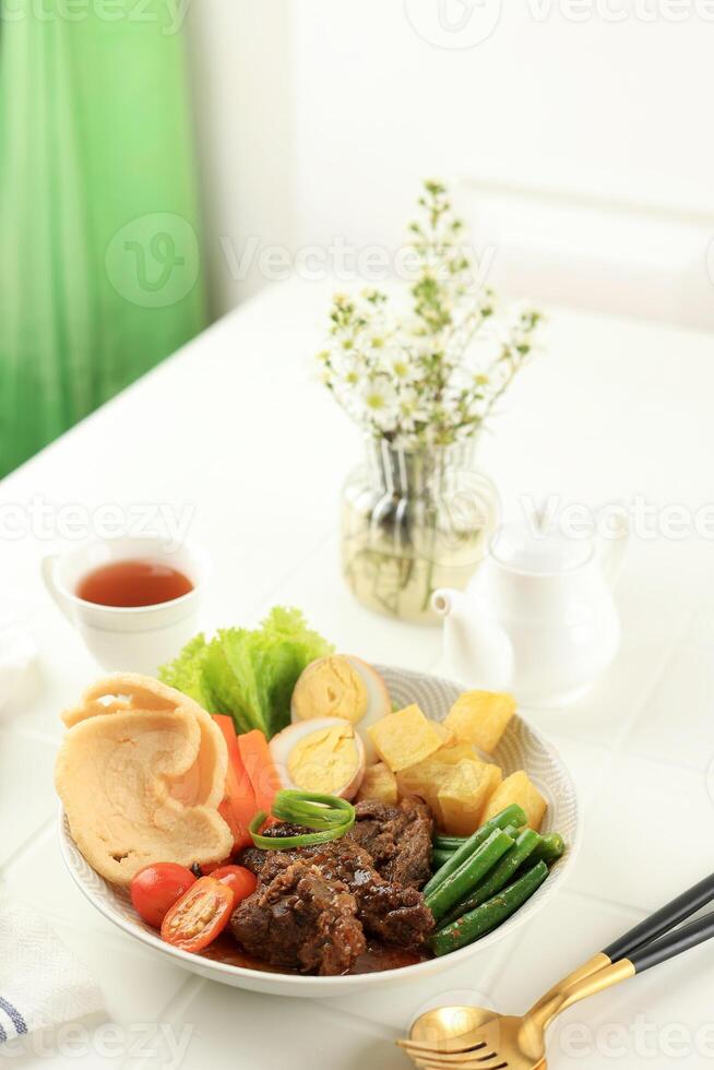 selat solo, braisé du boeuf steak dans sucré soja sauce avec œufs, pomme de terre, et carotte photo