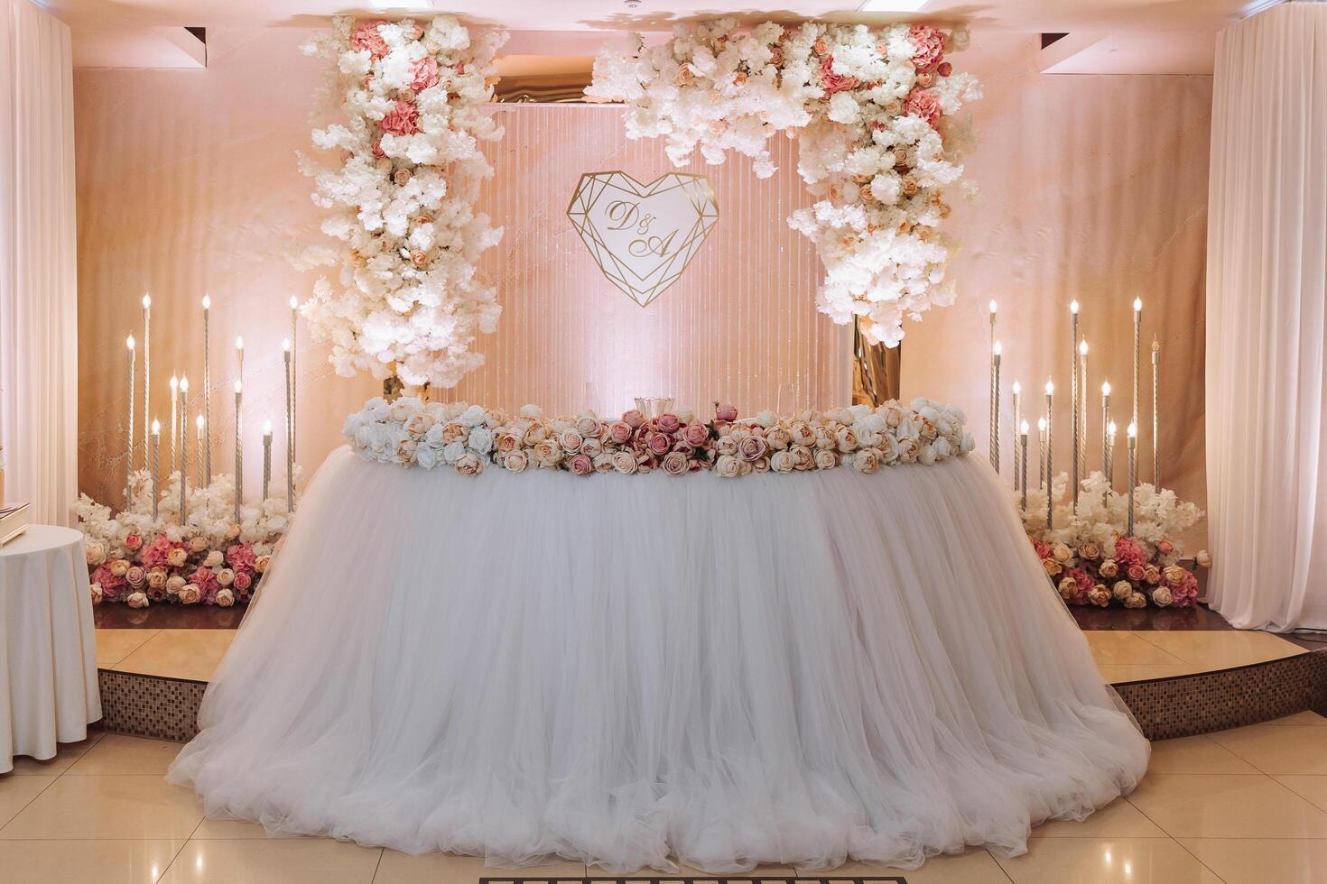 table réglage dans une restaurant pour une vacances. mariage décor pour le jeunes mariés à le banquet. fleuristerie de Frais fleurs et bougies, boho style. restauration pour le la mariée et invités. photo