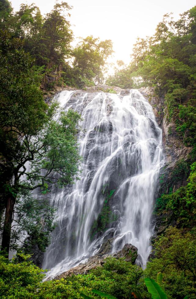 une magnifique cascade capturé dans longue exposition, Thaïlande. photo