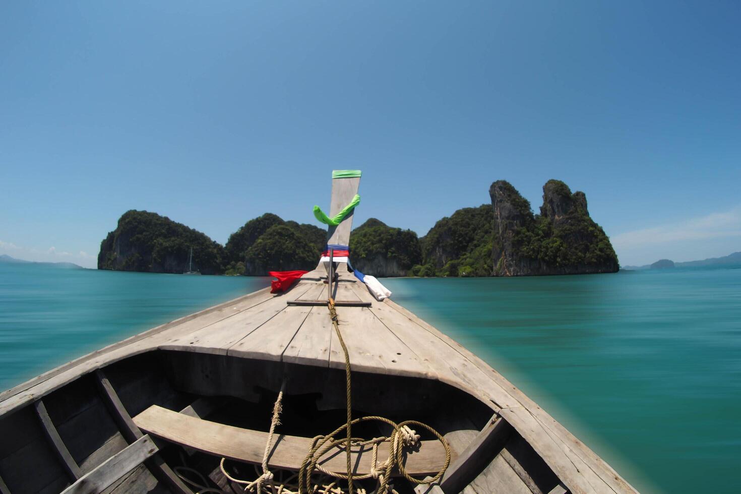 aérien panorama de la Thaïlande verdoyant, luxuriant tropical île, nationale parc île, avec bleu et bleu vert le mer, et des nuages brillant par lumière du soleil dans le Contexte. photo