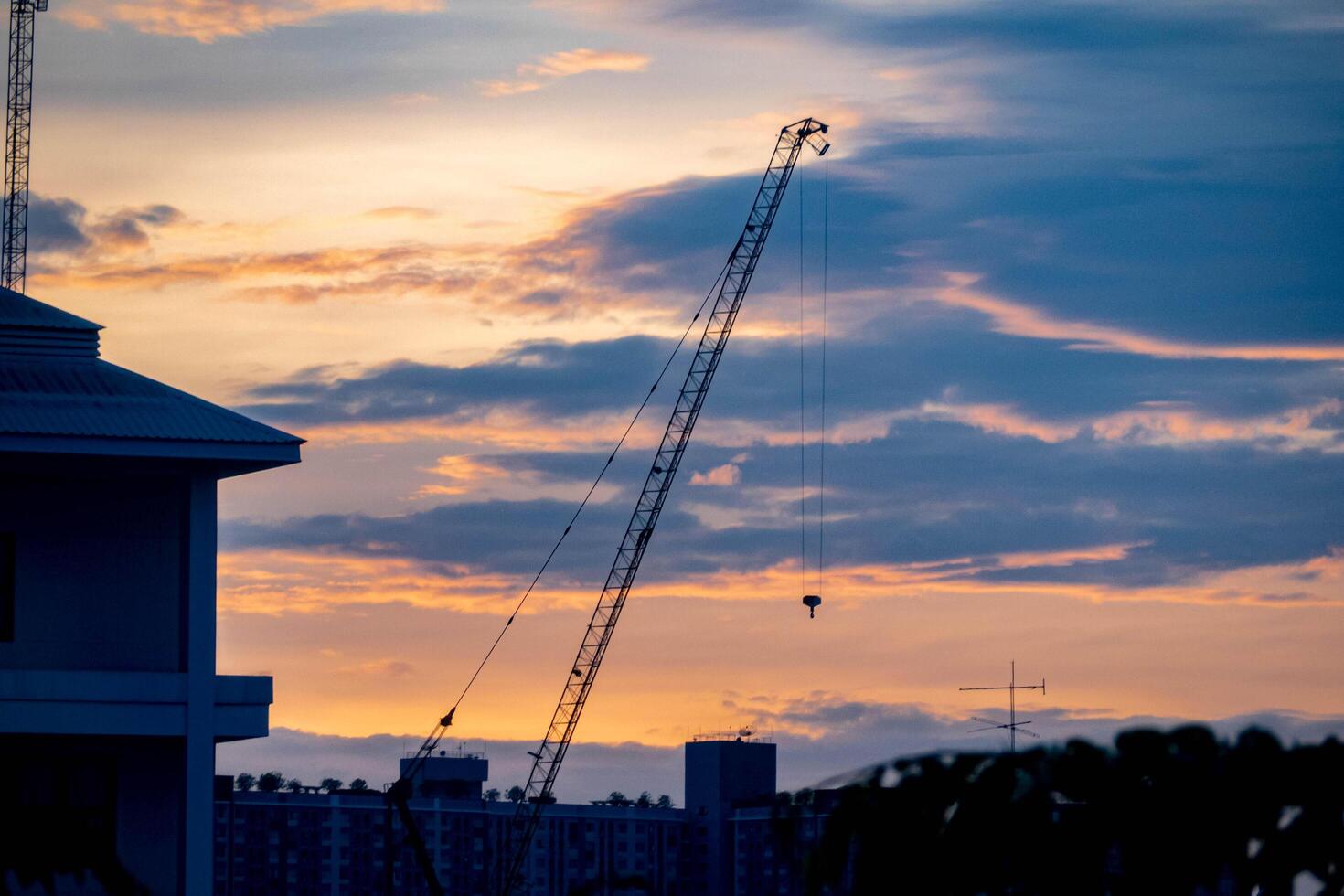 une petit grue utilisé pour installation pendant construction. photo