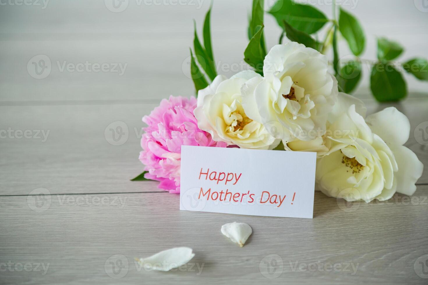 bouquet de été blanc des roses et pivoines sur en bois table photo