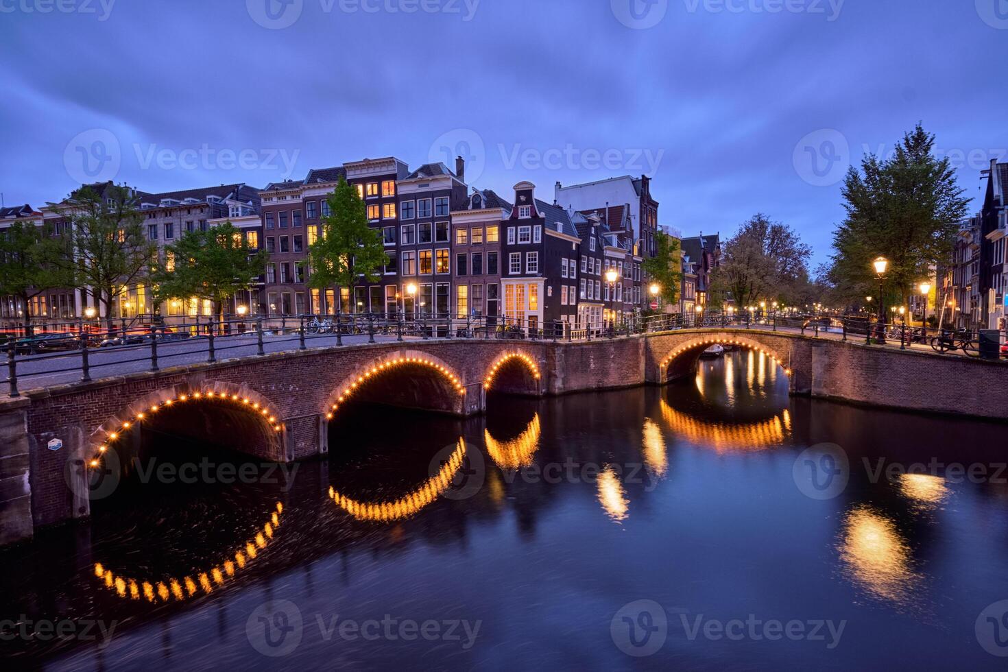 amsterdam canal, pont et médiéval Maisons dans le soir photo