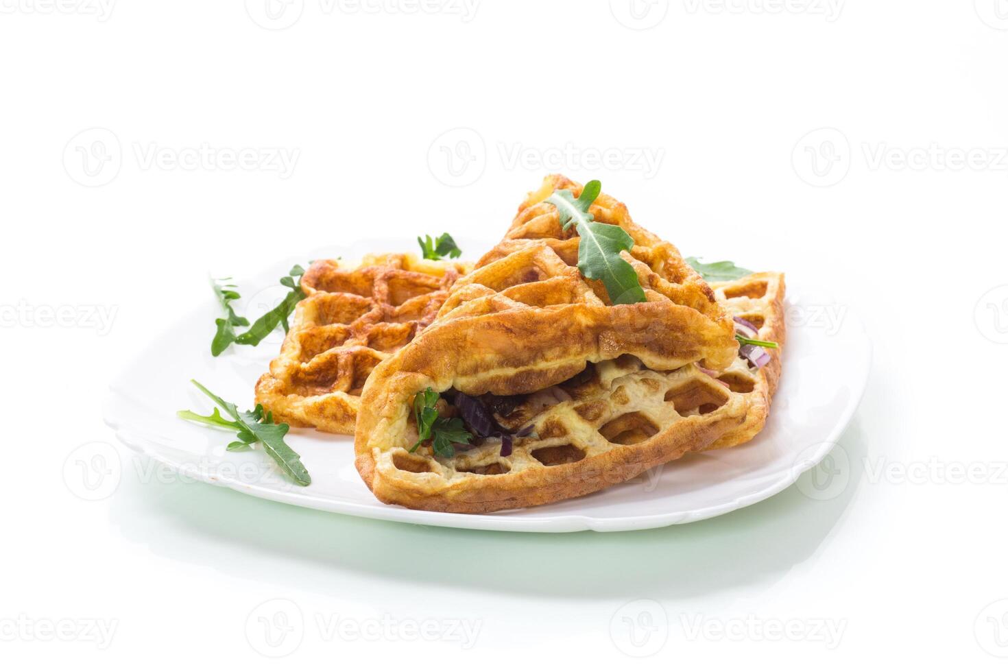 Oeuf omelette farci avec oignons et herbes, frit dans le forme de gaufres photo