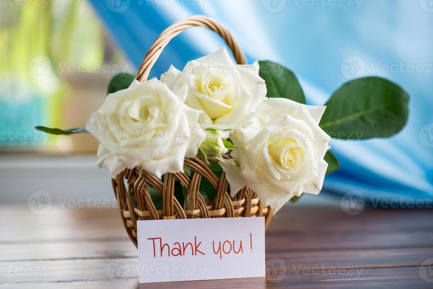 bouquet de magnifique blanc des roses sur table photo