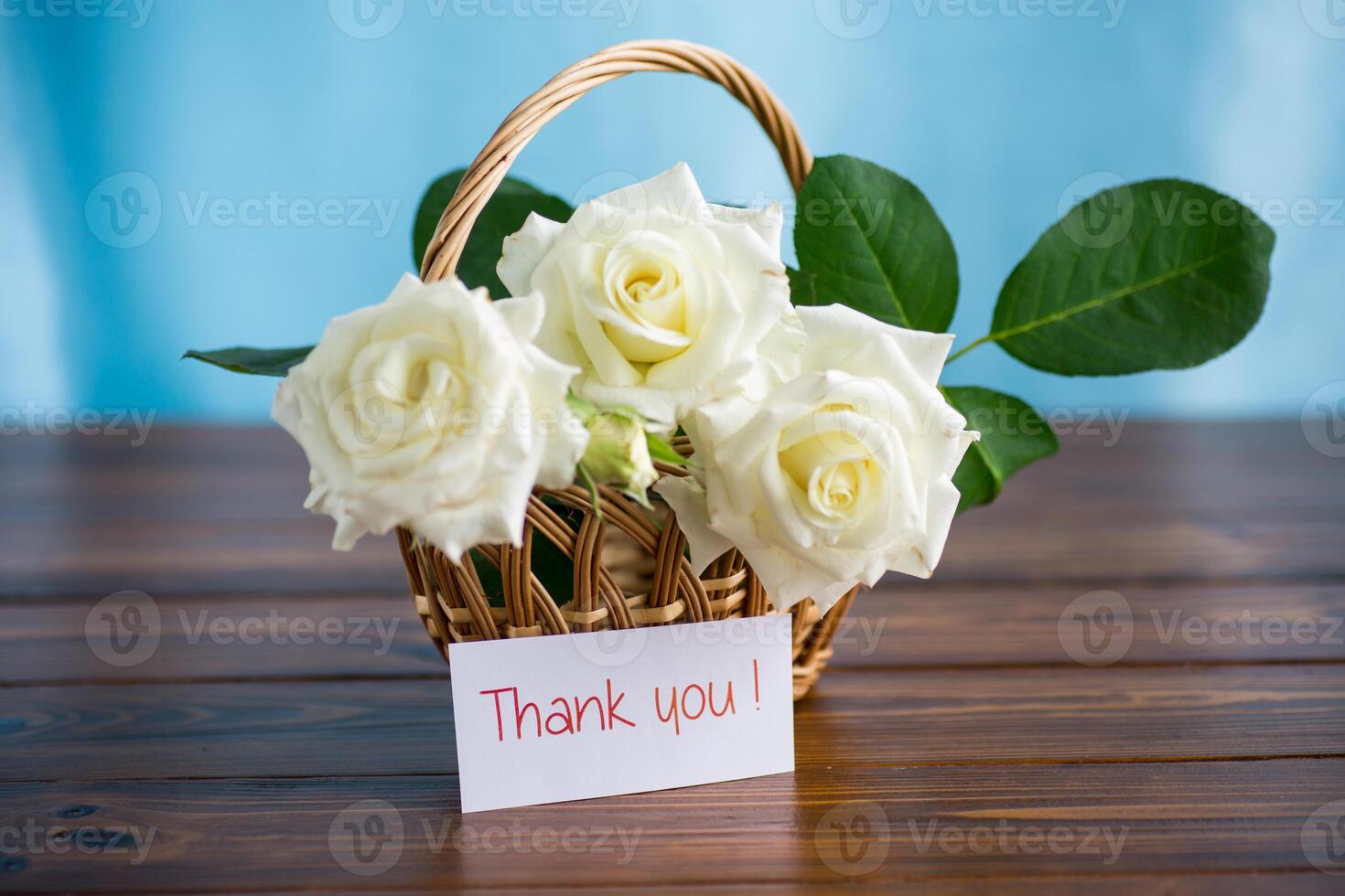 bouquet de magnifique blanc des roses sur table photo