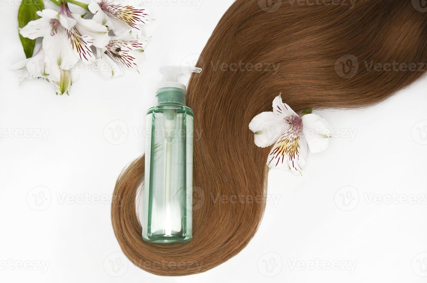 cosmétique cheveux pétrole sur une blanc Contexte. cheveux se soucier. en bonne santé et magnifique cheveux. copie espace pour texte photo