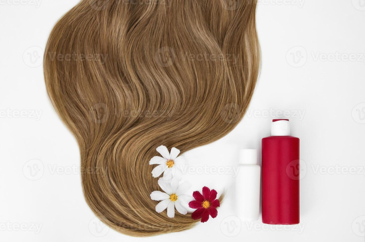 cosmétique pour cheveux et fleurs pour cheveux sur une blanc Contexte. en bonne santé et magnifique cheveux. cheveux se soucier. copie espace pour texte photo