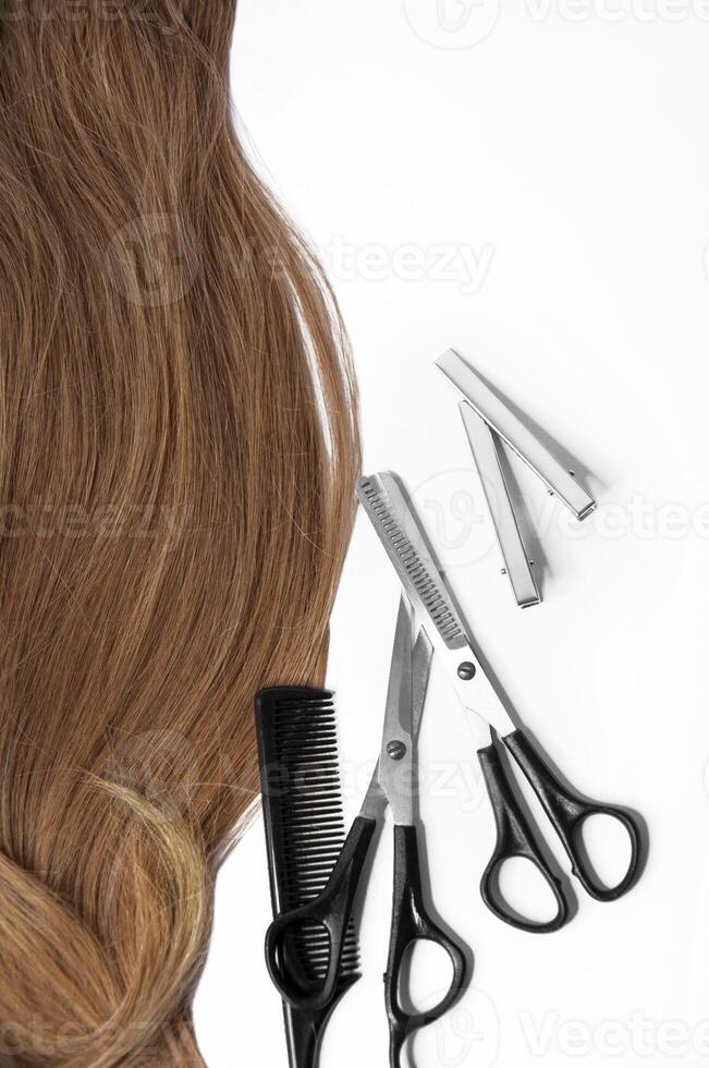 cheveux et coiffeur articles ciseaux, peigne, tondeuse sur une blanc Contexte photo