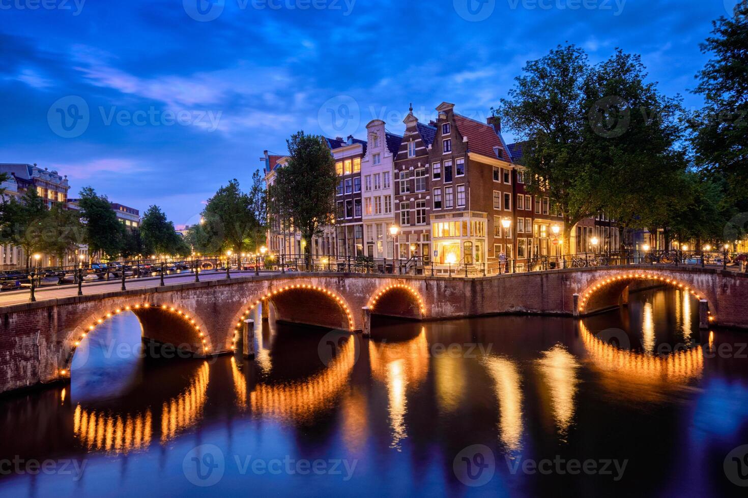 Amsterdam canal, pont et médiéval Maisons dans le soir photo