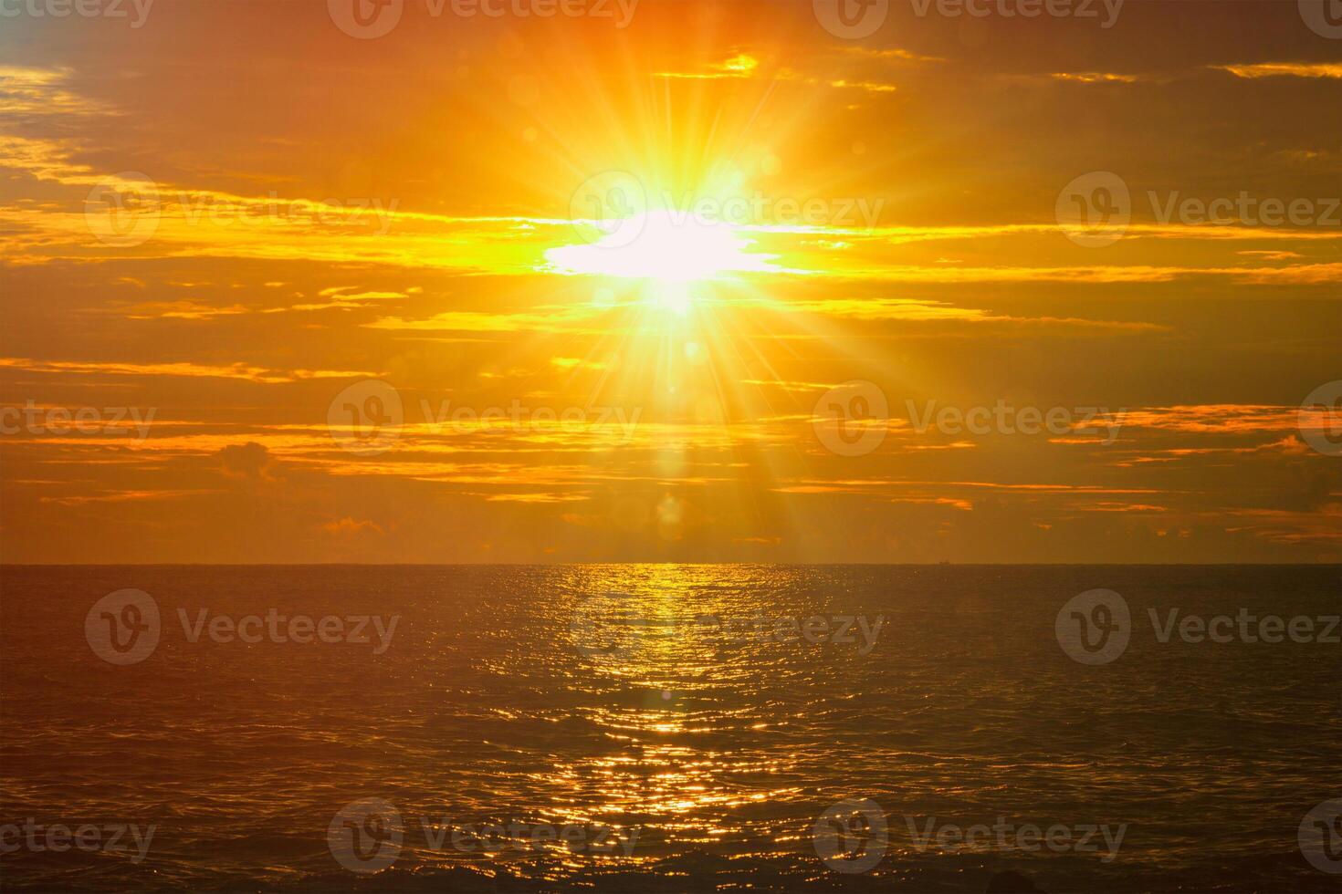 coucher de soleil sur l'océan. mirissa, sri lanka photo