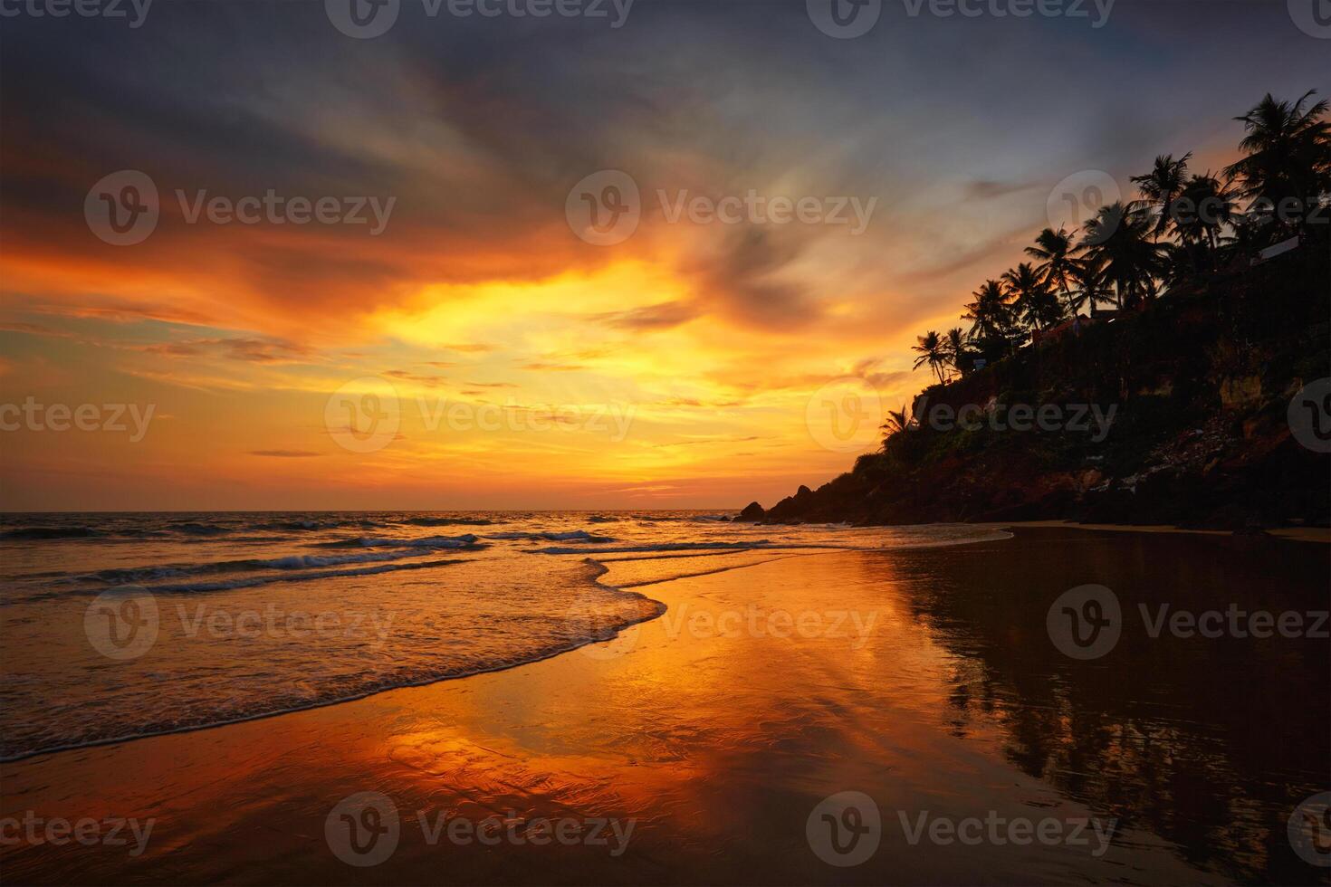 le coucher du soleil sur Varkala plage, Kerala, Inde photo