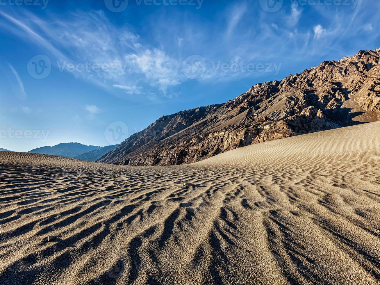 le sable dunes dans montagnes photo