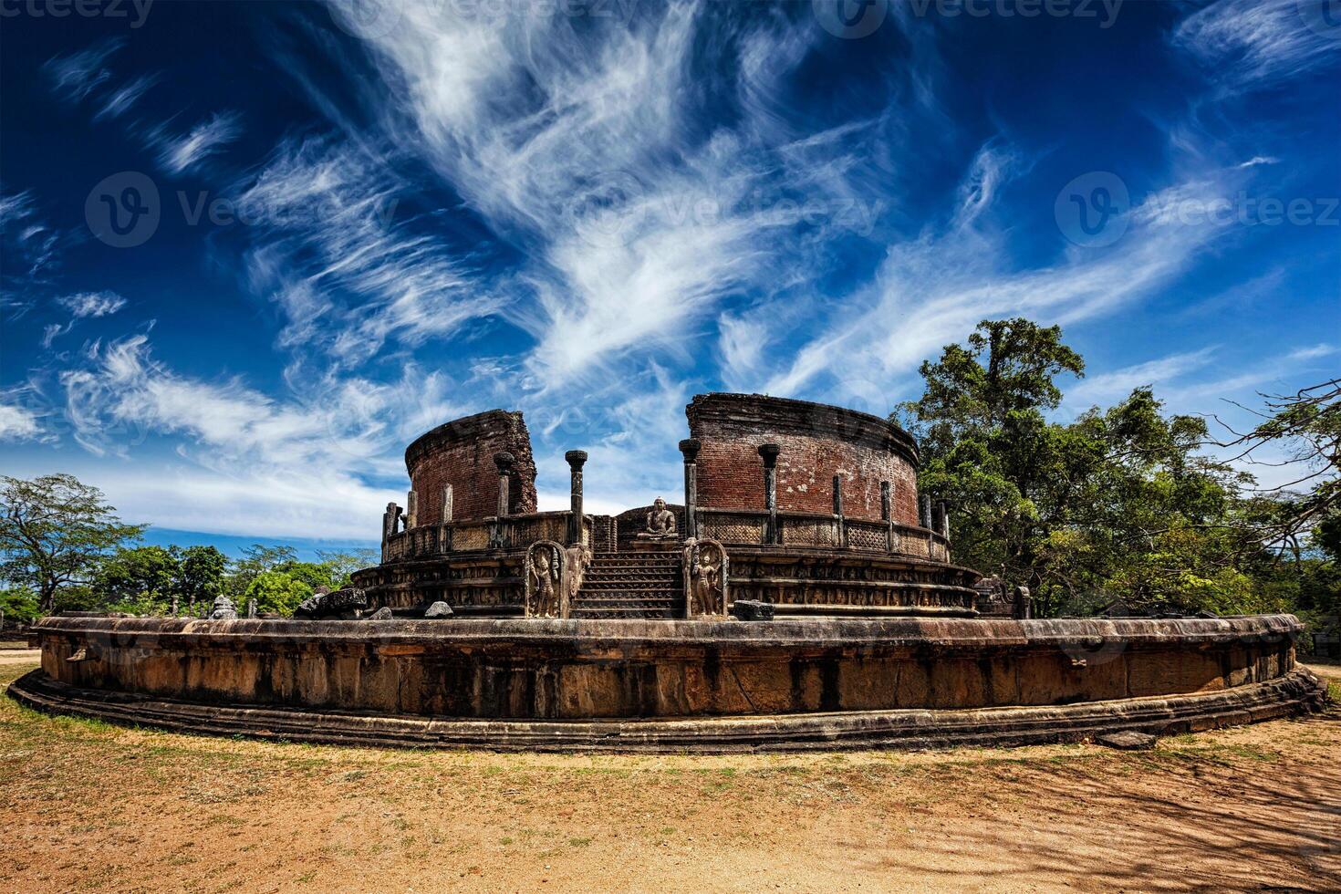 ancien vatadage bouddhiste stupa, sri lanka photo