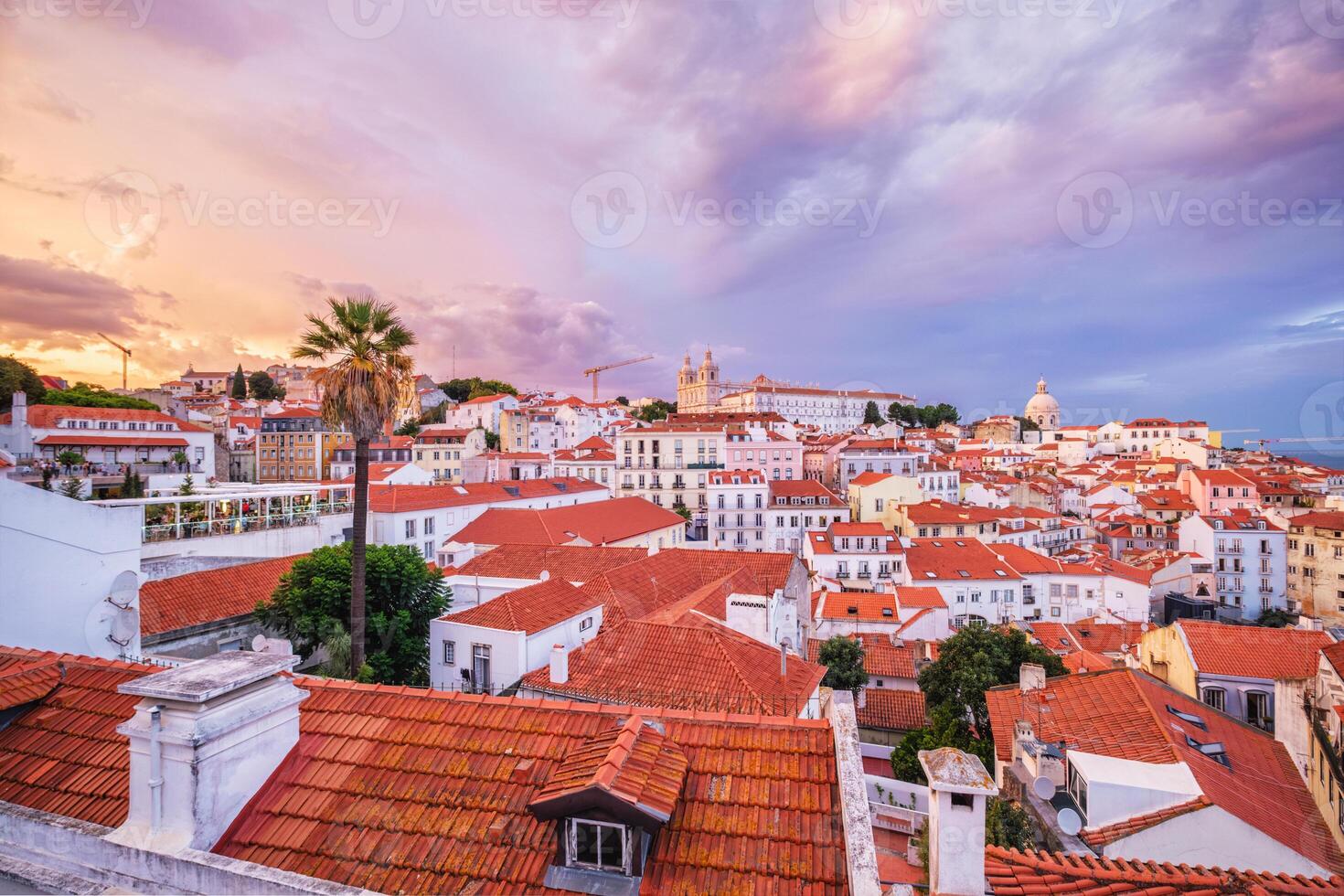 vue de Lisbonne de miradouro de Père Noël luzia point de vue sur couchers de soleil. Lisbonne, le Portugal photo