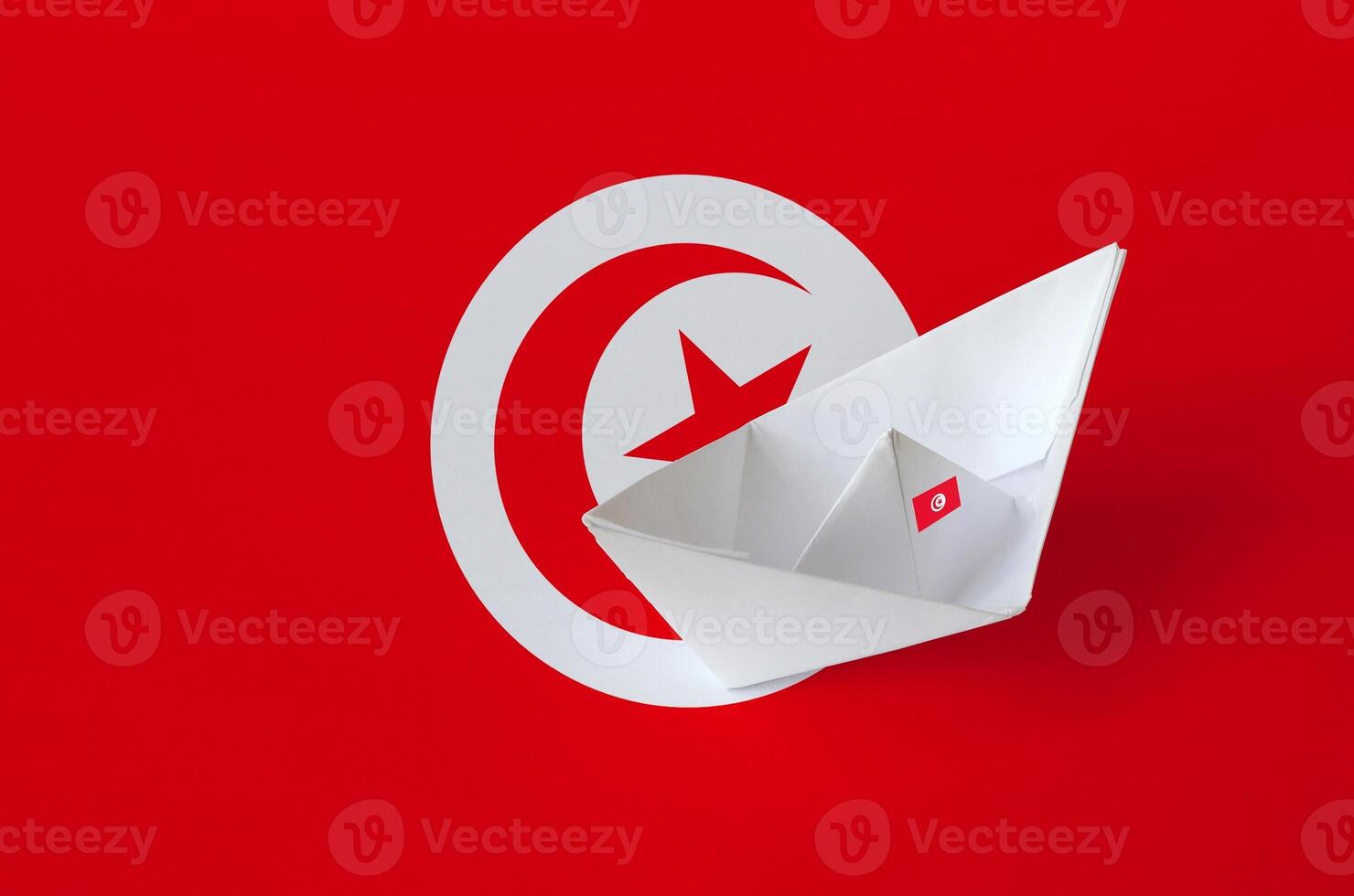 Tunisie drapeau représenté sur papier origami navire fermer. Fait main les arts concept photo