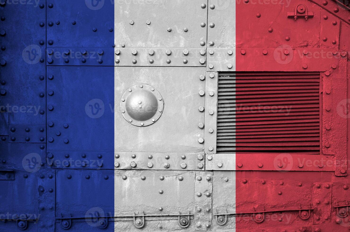 France drapeau représenté sur côté partie de militaire blindé réservoir fermer. armée les forces conceptuel Contexte photo