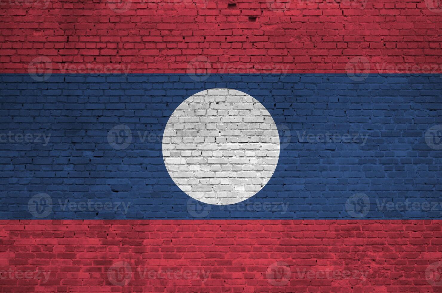 Laos drapeau représenté dans peindre couleurs sur vieux brique mur. texturé bannière sur gros brique mur maçonnerie Contexte photo