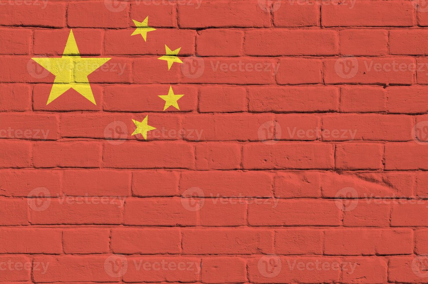 Chine drapeau représenté dans peindre couleurs sur vieux brique mur. texturé bannière sur gros brique mur maçonnerie Contexte photo