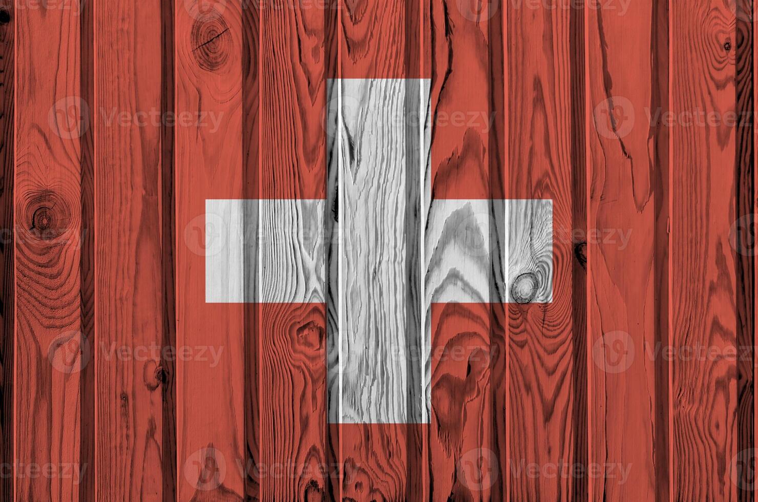 Suisse drapeau représenté dans brillant peindre couleurs sur vieux en bois mur. texturé bannière sur rugueux Contexte photo