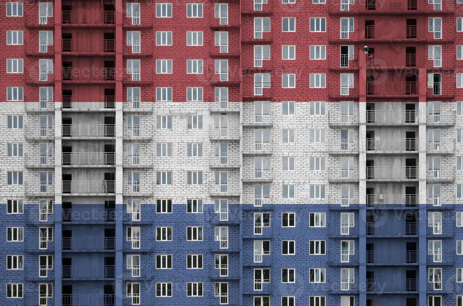 Pays-Bas drapeau représenté dans peindre couleurs sur à plusieurs étages résidentielle bâtiment en dessous de construction. texturé bannière sur brique mur Contexte photo