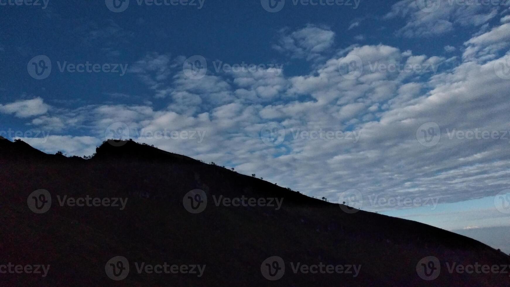 des nuages dans le bleu ciel plus de une Montagne intervalle dans le été photo