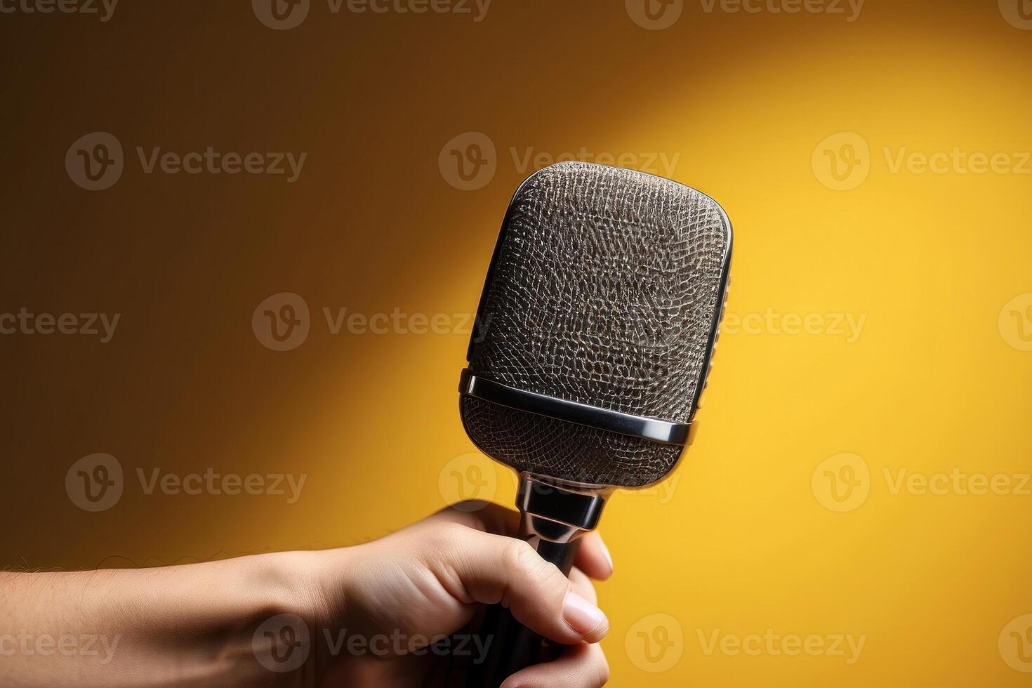 ai généré ancien microphone dans proche en haut, brillant Jaune Contexte photo