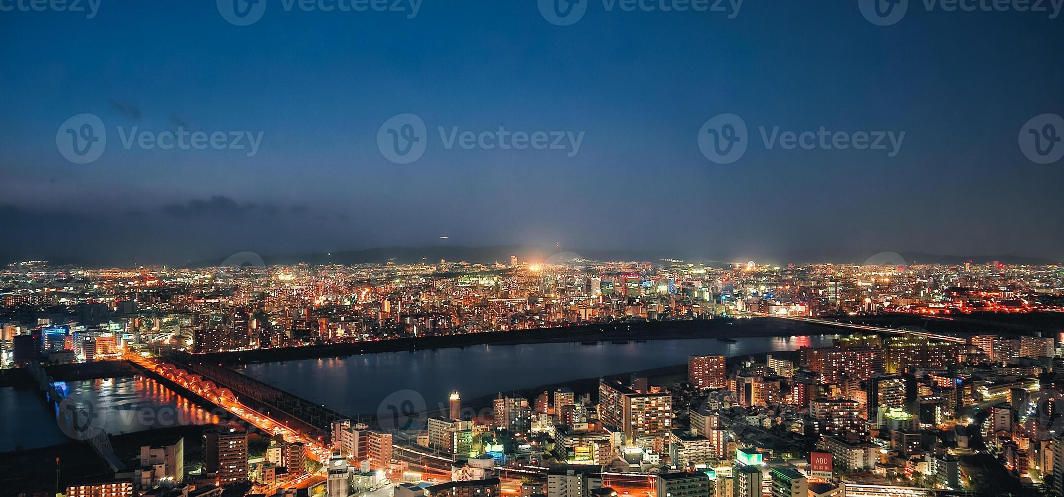 le soir ciel et le lumières de Japon photo