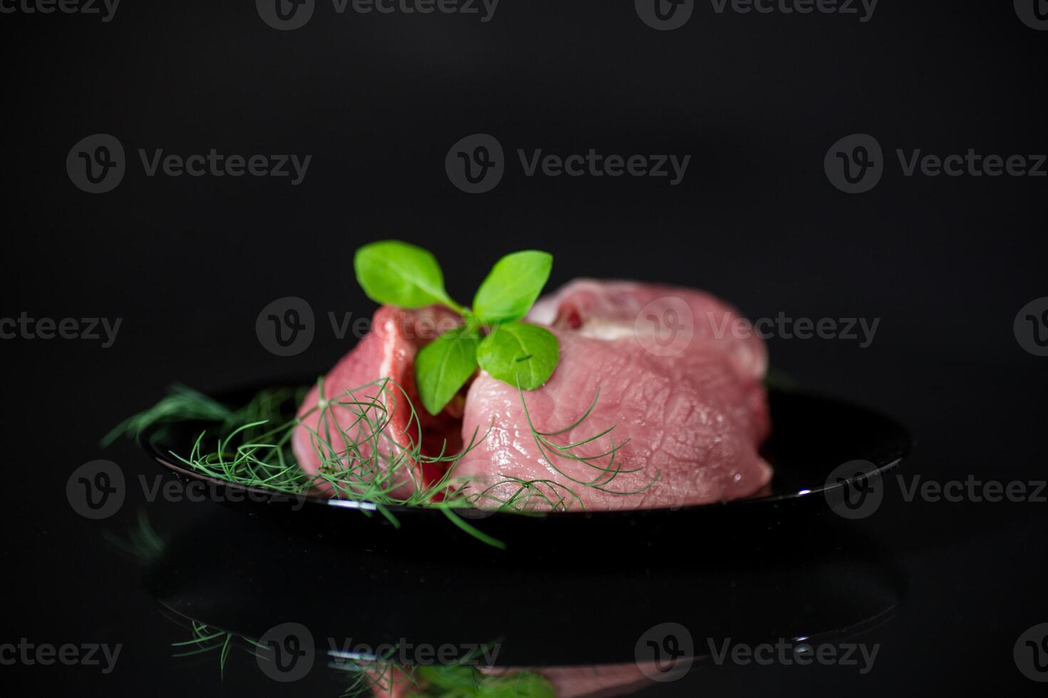 une pièce de Frais porc Viande dans une assiette photo