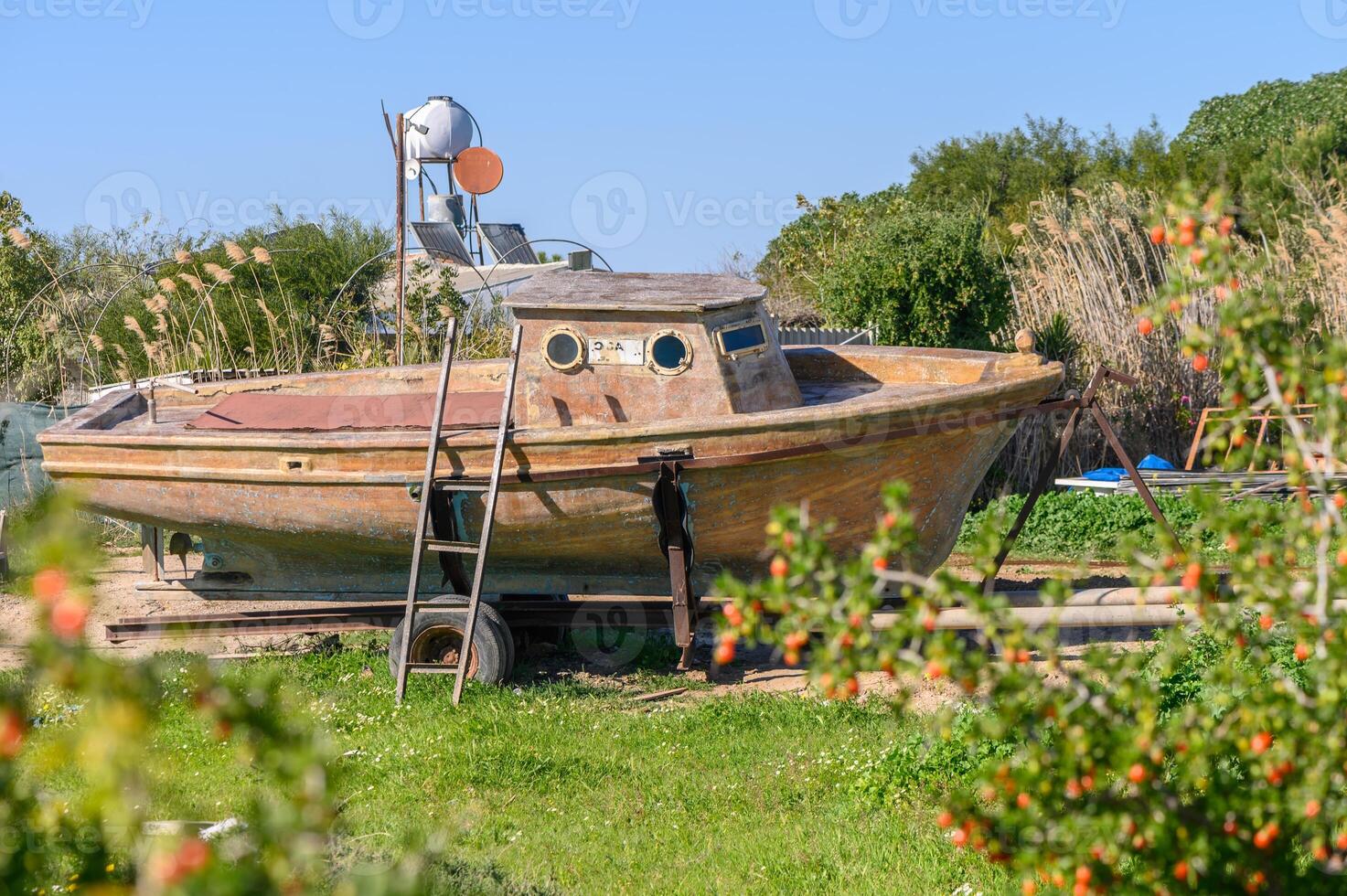 vieux pêche bateau dans de face de une village maison 2 photo