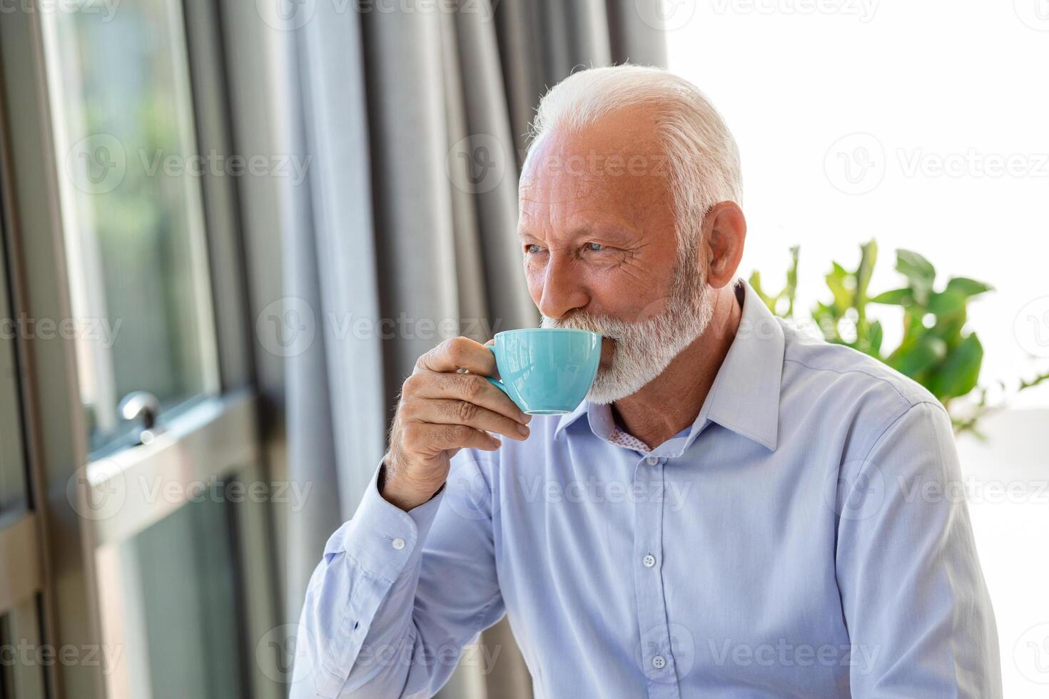 coup de une Sénior financier homme d'affaire séance dans le sien Bureau et en buvant une tasse de café tandis que prise une Pause. photo