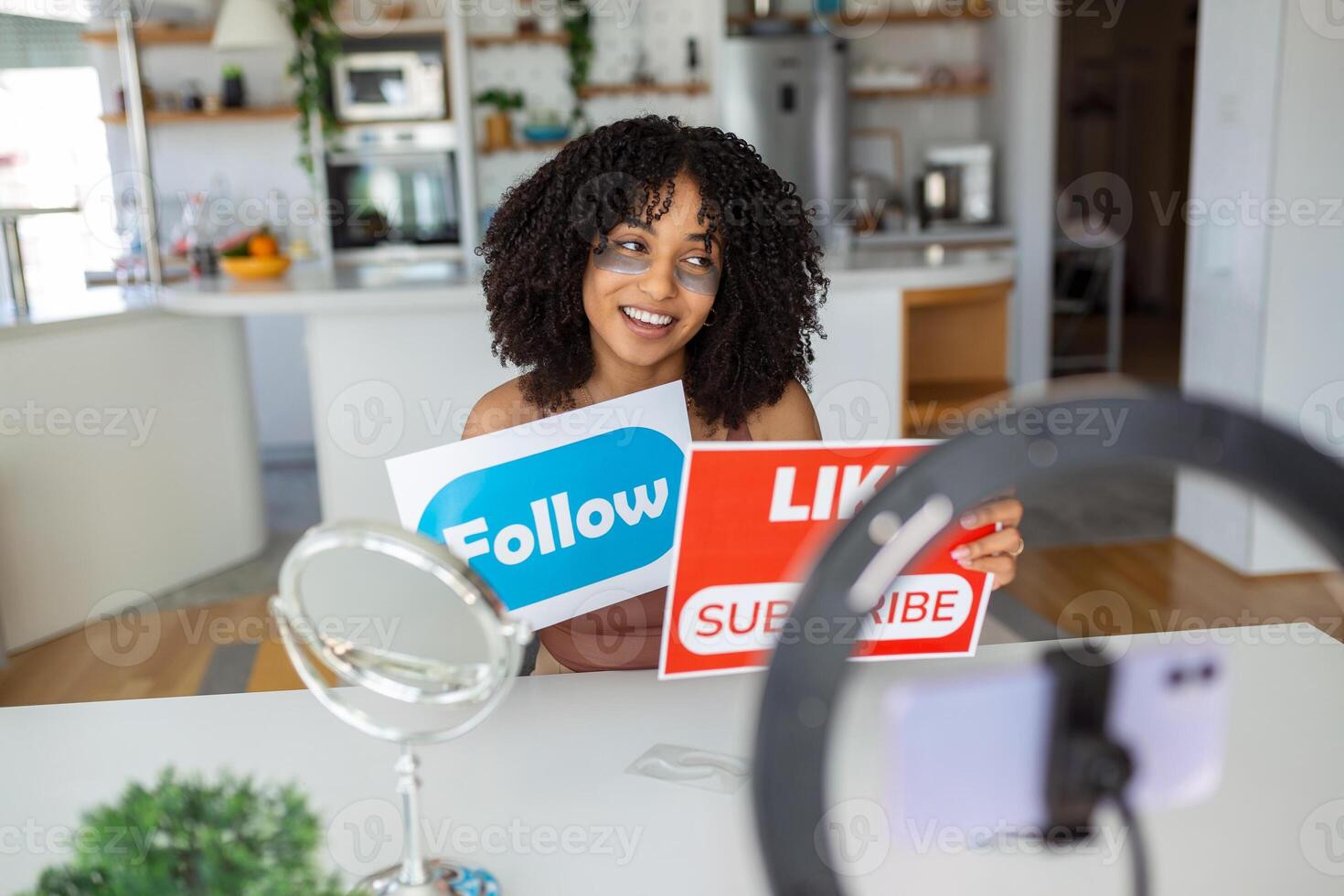 Jeune femelle influenceur avec œil patchs en utilisant sa intelligent téléphone pour tournage une vlog poste. photo