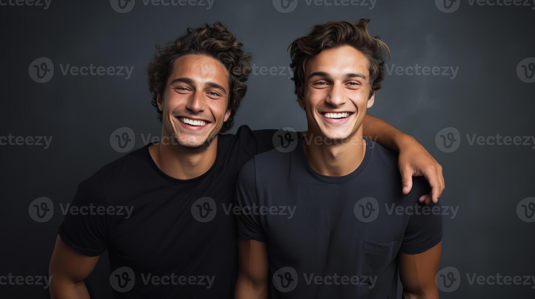 ai généré deux de bonne humeur Jeune Hommes posant ensemble dans de face de une foncé Contexte photo