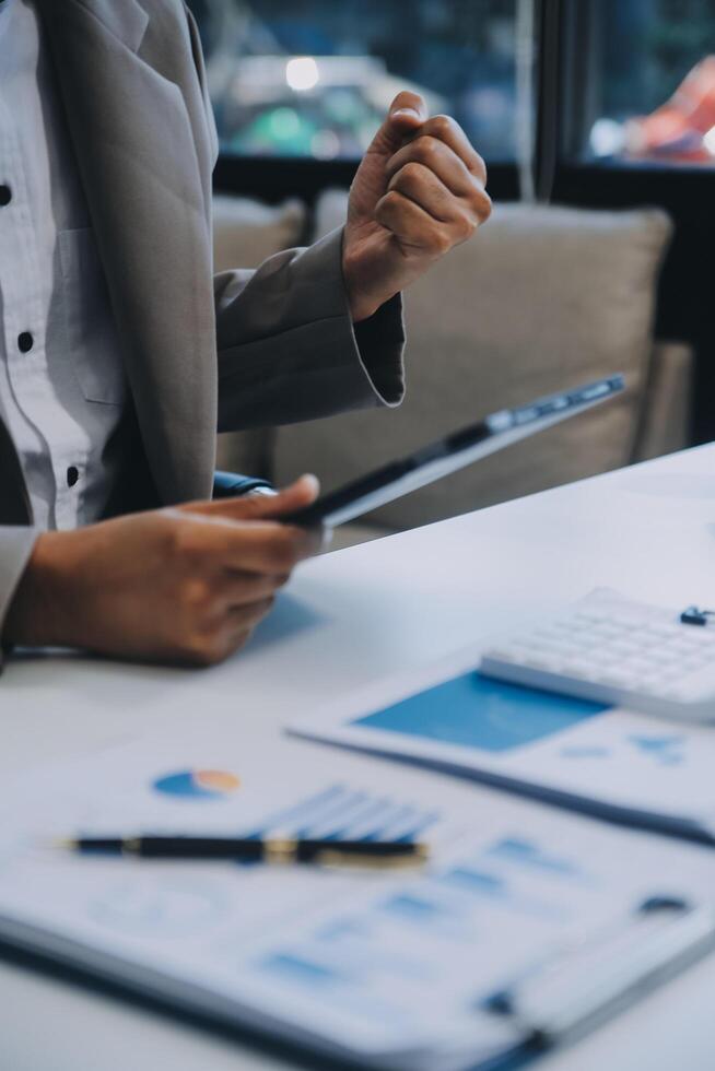 bureau, tablette et affaires homme content pour positif financier des économies, la finance budget rapport ou administration retour. croissance analytique, Les données une analyse la revue et la personne sourire pour recherche statistiques photo