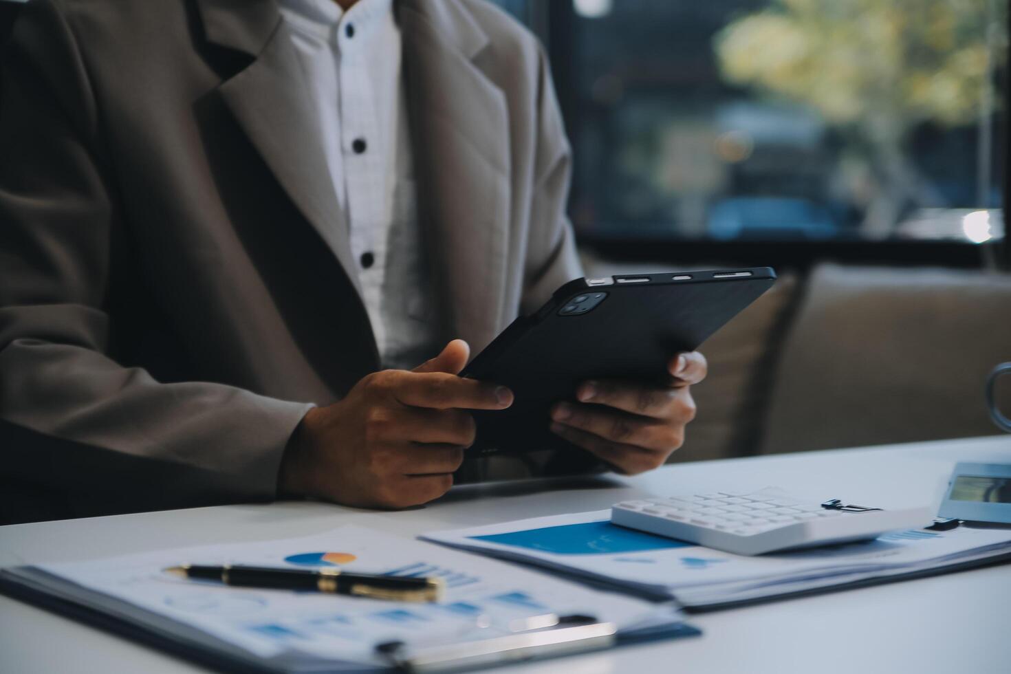 bureau, tablette et affaires homme content pour positif financier des économies, la finance budget rapport ou administration retour. croissance analytique, Les données une analyse la revue et la personne sourire pour recherche statistiques photo