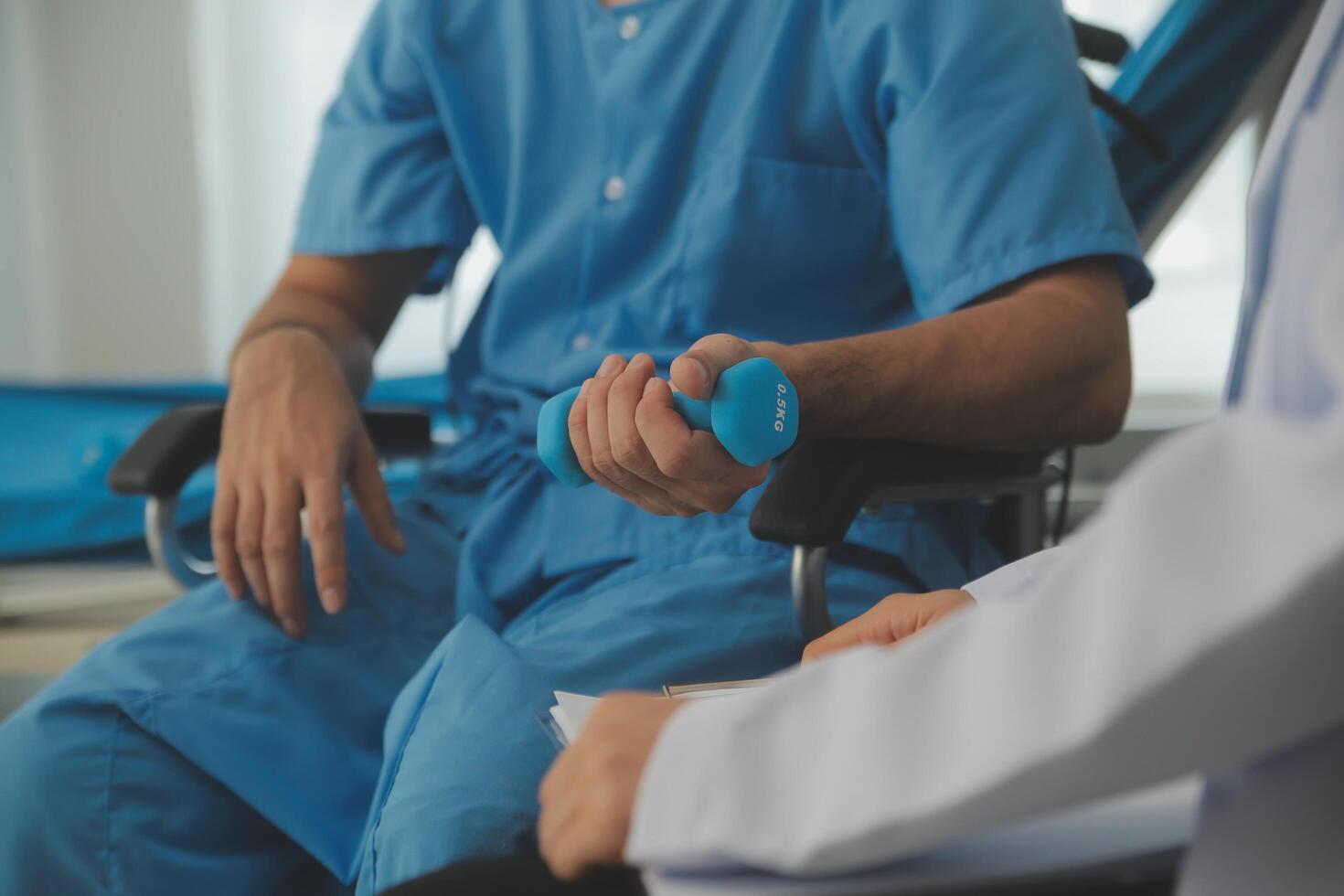 physiothérapeute homme donnant exercice avec haltère traitement à propos bras et épaule de athlète Masculin patient physique thérapie concept photo