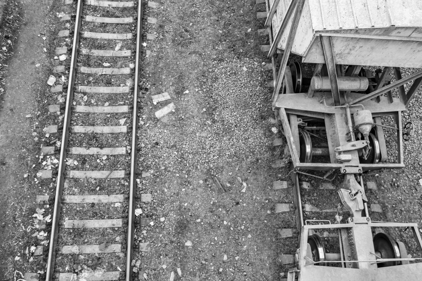photographie sur le thème de la voie ferrée après le passage du train sur le chemin de fer photo