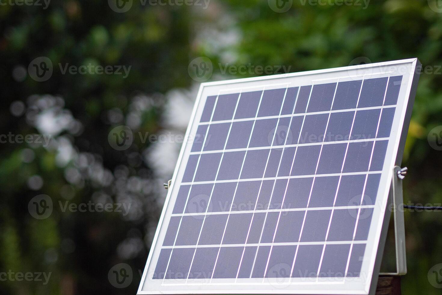 petit Taille solaire cellule panneaux dans le jardin. installation photovoltaïque à fournir lumière à nuit. espace pour texte. concept de énergie et La technologie photo