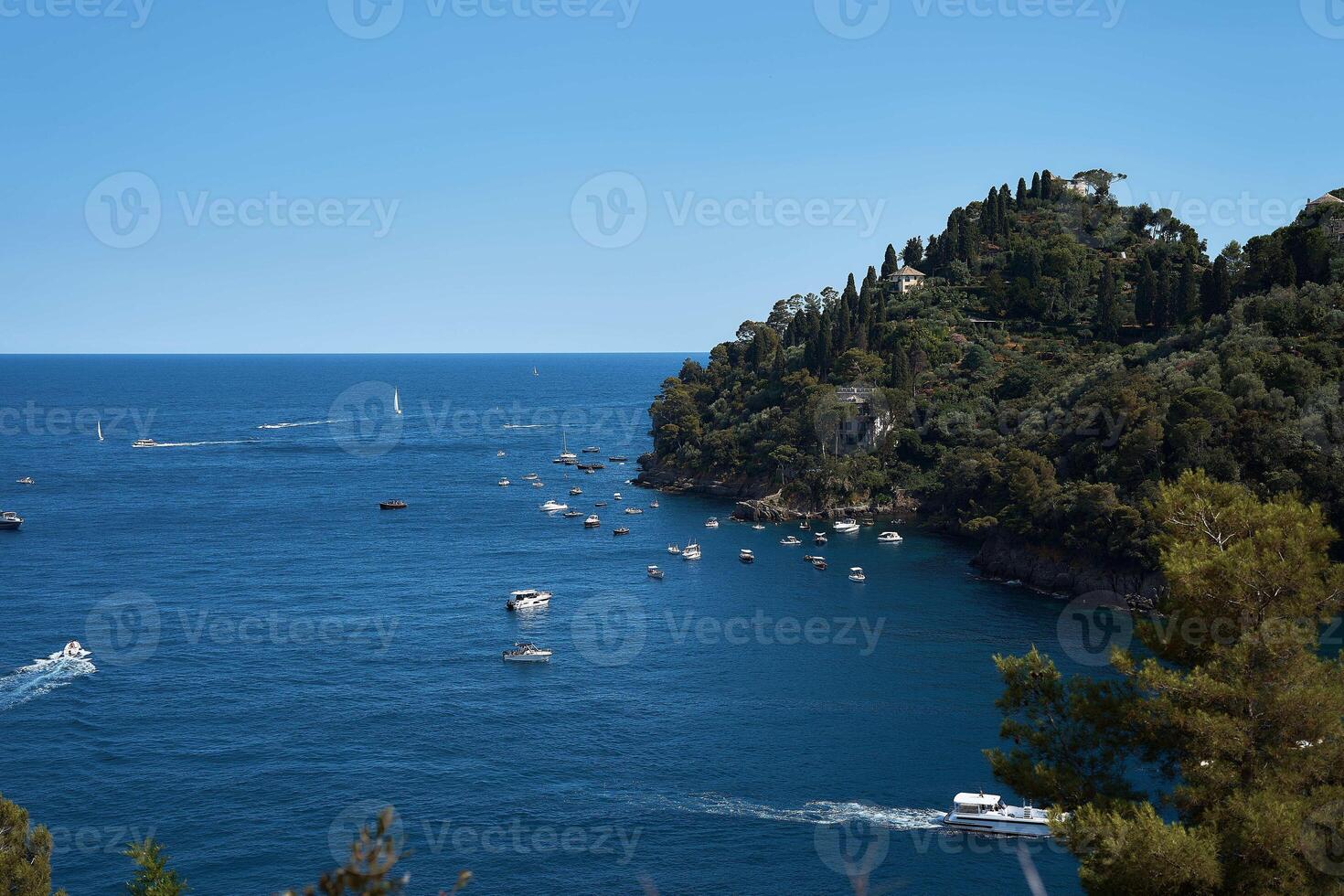 Haut vue de Portofino côte avec beaucoup de yachting bateaux photo