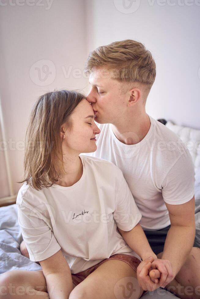 soumissionner embrasse de Jeune homme et femme à Accueil photo
