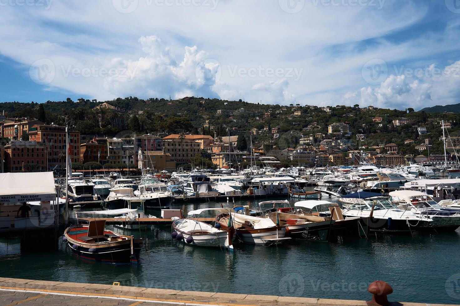 garé bateaux dans un italien recours ville photo