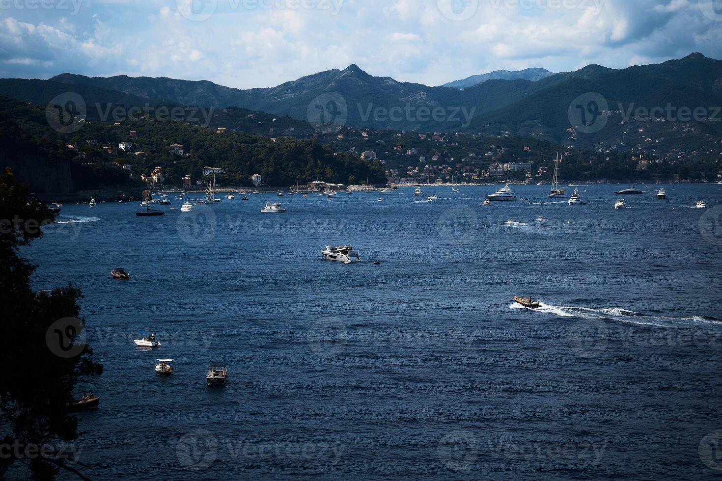 une bien journée pour voile sur le côte de Portofino photo